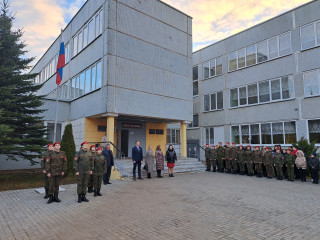 олег Смоляков принял участие в церемонии поднятия флага в Кардымовской школе - фото - 7