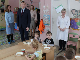олег Смоляков поручил провести работы по монтажу видеонаблюдения в детском саду "Солнышко" - фото - 2
