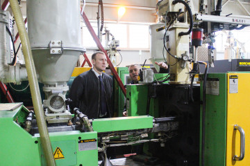олег Смоляков посетил производство крепежных изделий и пластика ООО "ПТК ТЕХ-КРЕП» в посёлке Кардымово - фото - 6
