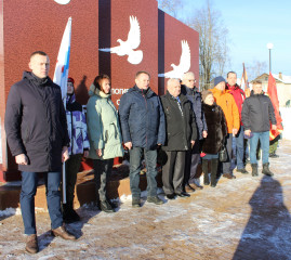 сегодня, 15 февраля, к памятнику воинам-интернационалистам в посёлке Кардымово возложили цветы в память о россиянах, которые исполняли служебный долг за пределами Отечества - фото - 4