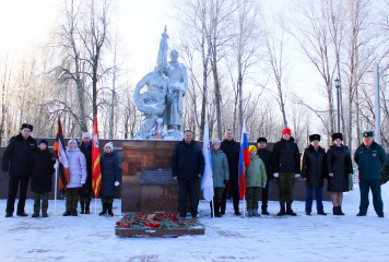 в посёлке Кардымово в преддверии Дня защитника Отечества состоялась церемония возложения цветов к братской могиле - фото - 4