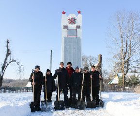 в Кардымовском районе в преддверии Дня защитника Отечества расчищают от снега мемориалы - фото - 8