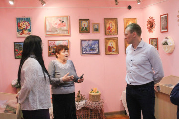олег Смоляков посетил выставку работ членов кардымовской районной организации "Всероссийское общество инвалидов" - фото - 4