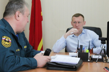 олег Смоляков обсудил противопожарную безопасность в Кардымовском районе с начальником 31 пожарно-спасательной части - фото - 2