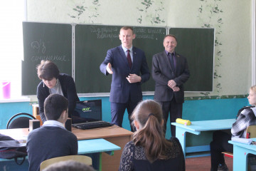 олег Смоляков провел урок «Разговоры о важном» в Тюшинской школе - фото - 7