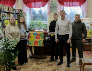 олег Смоляков и кардымовские волонтеры – школьники присоединились к акции «Коробка Храбрости», организованной для детей, которые проходят лечение в стационарах - фото - 2