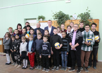 олег Смоляков поздравил активистов Соловьёвской школы с днём волонтёра - фото - 6