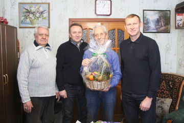 олег Смоляков поздравил с днём рождения главного кардымовского хроникёра - фото - 3