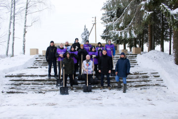 трудовой десант активистов-школьников расчистил от снега воинские захоронения в Кардымовском районе - фото - 8