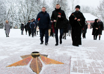 в Кардымово возложили цветы к братской могиле в преддверии Дня Героев Отечества - фото - 6