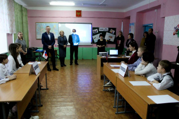 олег Смоляков поздравил учащихся Каменской школы с Днём конституции - фото - 5