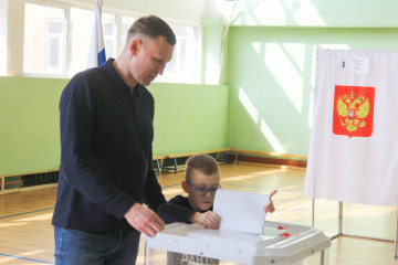 олег Смоляков проголосовал на выборах Президента России на избирательном участке в посёлке Кардымово - фото - 3