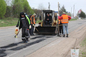 начат ямочный ремонт на улице Ленина в посёлке Кардымово - фото - 2